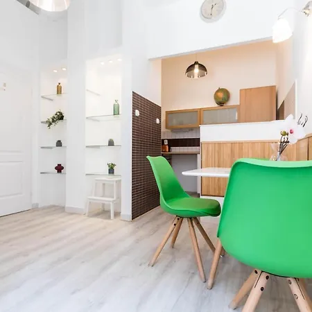 Adele's Close To Danube And Fashion Street Apartment